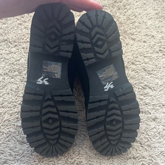 Steve Madden Black Boot with Cream Fuzzy Top of Boot Size 7 - Picture 7 of 7